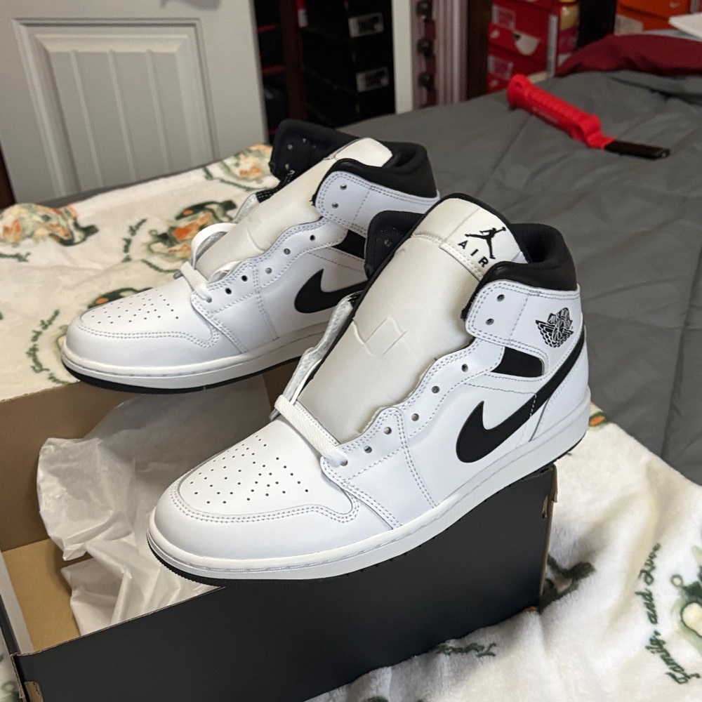 Jordan Men's White and Black High-Top Sneakers, keychains while supplies last - Picture 4 of 6